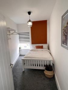 een kleine slaapkamer met een bed in een kamer bij 50 Wood St in Burton upon Trent