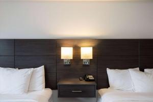 Postel nebo postele na pokoji v ubytování Baymont INN & Suites by Wyndham