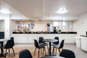 Kuchyň nebo kuchyňský kout v ubytování Baymont INN & Suites by Wyndham