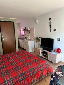 una camera da letto con un letto e una TV a schermo piatto di Maison Romantique a Napoli