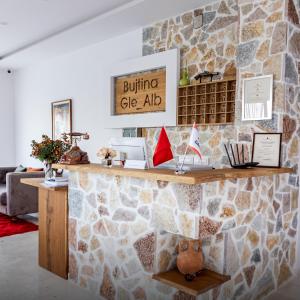 una oficina con una pared de piedra en Gle-Alb AgroTourism en Tepelenë