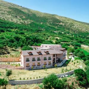 Tepelenë的住宿－Gle-Alb AgroTourism，山丘上建筑物的空中景观