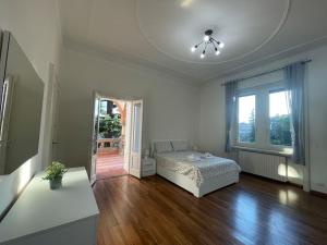 ベルガモにあるBG Central President Suite con parcheggio - Vista Città Altaのベッドと窓のある白い部屋