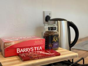 książkę i słoik herbaty Barneys na stole w obiekcie House Terrace w mieście Waterford