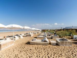 uma fila de espreguiçadeiras numa praia arenosa em Sofitel Agadir Thalassa Sea & Spa em Agadir