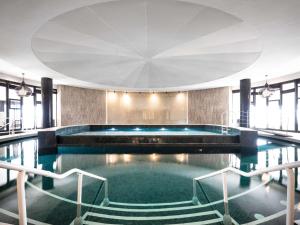 - une grande piscine dans un bâtiment dans l'établissement Sofitel Agadir Thalassa Sea & Spa, à Agadir
