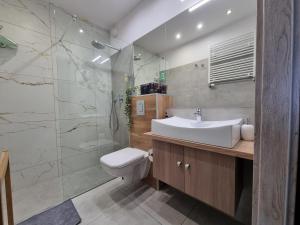 Koupelna v ubytování Q Apart AMBER - klimatyzowane STUDIO przy Manufakturze z garażem Gratis, FV
