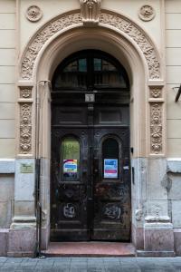 un accès à un bâtiment avec deux portes noires dans l'établissement Budapest Holidays Courtyard, à Budapest