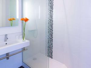 ストラスブールにあるイビス　スタイルズ　ストラスブール　サントル　プティ　フランスの白いバスルーム(シャワー、シンク付)