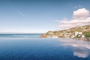 - une piscine avec vue sur l'océan dans l'établissement Villa Ocean Haven by AH, à Ribeira Brava