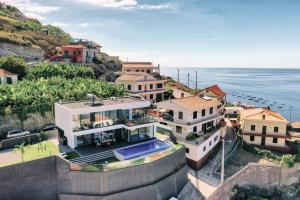 - une vue aérienne sur une maison à côté de l'océan dans l'établissement Villa Ocean Haven by AH, à Ribeira Brava