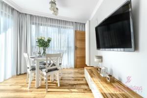 Televízia a/alebo spoločenská miestnosť v ubytovaní Your Holidays Horyzont