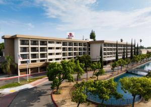 een kantoorgebouw met een zwembad ervoor bij Hilton Stockton in Stockton