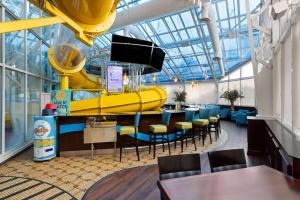 un restaurante con un gran tobogán inflable amarillo en La Quinta by Wyndham Rapid City en Rapid City