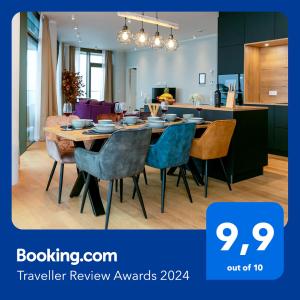 - une salle à manger et une cuisine avec une table et des chaises dans l'établissement CABANA - TheView - 10th Floor - Terrasse - Waterfront - Hafenviertel, à Oldenbourg