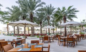 Restaurace v ubytování DoubleTree by Hilton Dubai Jumeirah Beach