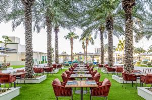 Kebun di luar DoubleTree by Hilton Dubai Jumeirah Beach