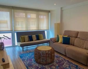a living room with a couch and a table at KARRAKELLA apartamentua con aire in Orio