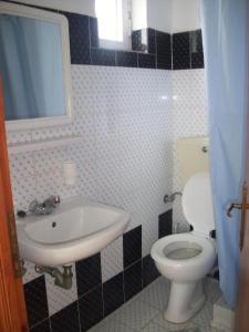 uma casa de banho com um lavatório e um WC em Your Second Home 2 em Kámpos
