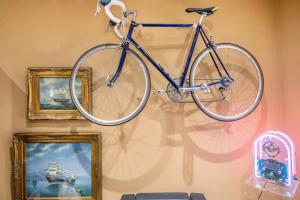een fiets hangend aan een muur in een kamer bij Das KONTOR in Bremen