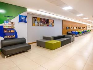 Uma área de estar em ibis Styles Belém do Pará