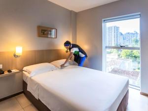 Cama ou camas em um quarto em ibis Styles Belém do Pará