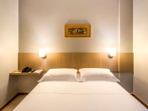 Cama ou camas em um quarto em ibis Styles Belém do Pará