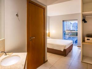 Cama ou camas em um quarto em ibis Styles Belém do Pará