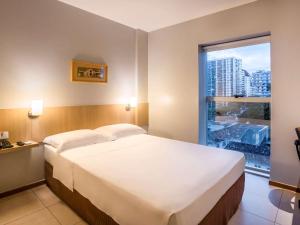 Cama ou camas em um quarto em ibis Styles Belém do Pará