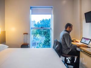 Uma TV ou centro de entretenimento em ibis Styles Belém do Pará