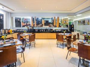 Um restaurante ou outro lugar para comer em ibis Styles Belém do Pará