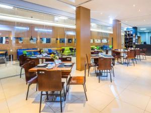 Um restaurante ou outro lugar para comer em ibis Styles Belém do Pará