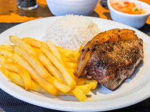 Comida no hotel ou em algum lugar perto