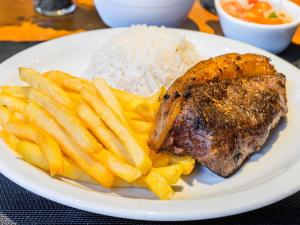 Comida no hotel ou em algum lugar perto