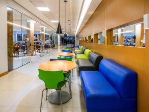 Uma área de estar em ibis Styles Belém do Pará