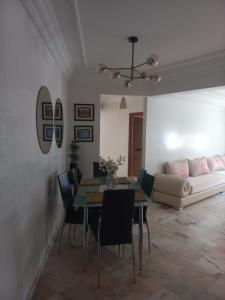 - un salon avec un canapé et une table dans l'établissement Belle Vue, à Marrakech