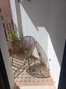 une paire de chaises assises sur un balcon dans l'établissement Belle Vue, à Marrakech