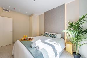 sypialnia z łóżkiem i tacą z owocami w obiekcie SUNSET MALAGA - PRIME & DESIGN w Maladze