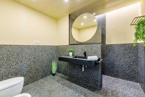 bagno con lavandino nero e specchio di SUNSET MALAGA - PRIME & DESIGN a Málaga