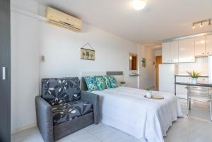 エンプリアブラバにある1810 Estudio con vistas al marのベッドルーム1室(ベッド1台、椅子1脚付)、キッチン