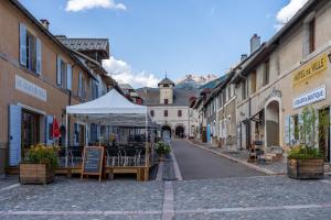 una calle vacía en un pueblo con una tienda blanca en Auberge Le Glacier Bleu, en Mont-Dauphin