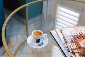 Zestaw do parzenia kawy i herbaty w obiekcie Kura Botanica Hotel