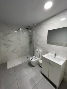 a bathroom with a shower and a toilet and a sink at Buen sitio para hospedarse in Barcelona