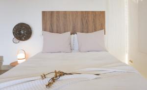 מיטה או מיטות בחדר ב-Costa Brava acollidor apartament amb gran terrassa per a 3 persones