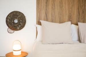 Dormitorio con cama con almohada y lámpara en Costa Brava acollidor apartament amb gran terrassa per a 3 persones, en Castelló d'Empúries