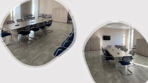 Großes Zimmer mit einem langen Tisch und Stühlen in der Unterkunft Volpedo hostel in Volpedo