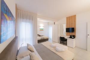 1 dormitorio con 1 cama y escritorio en una habitación en Lo Studio di viale Lo Re camere & caffe’, en Lecce