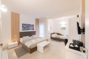 ein Schlafzimmer mit einem Bett und ein Wohnzimmer in der Unterkunft Lo Studio di viale Lo Re camere & caffe’ in Lecce