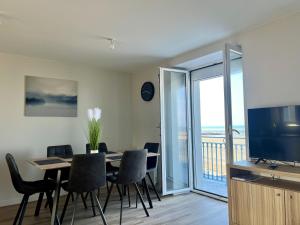 TV a/nebo společenská místnost v ubytování La Tourelle - Balcon vue mer et terrasse plein sud