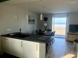 TV a/nebo společenská místnost v ubytování La Tourelle - Balcon vue mer et terrasse plein sud